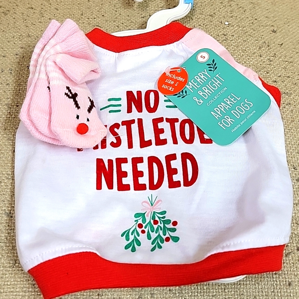 NWT Merry & Bright Christmas Shirt & Matching Socks For Dogs